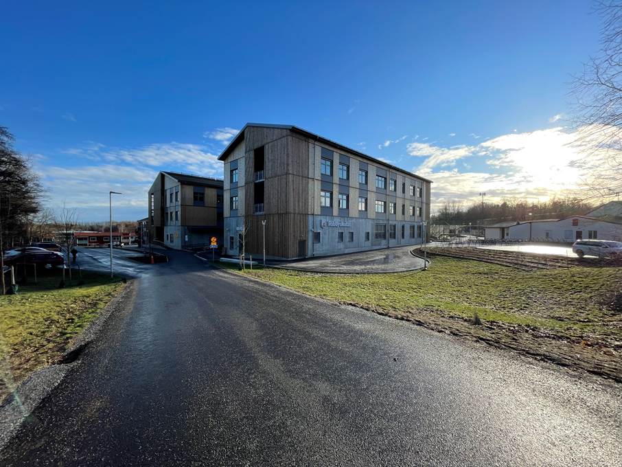 Ribbyskolan efter ombyggnationen Ribbyskolan exteriör